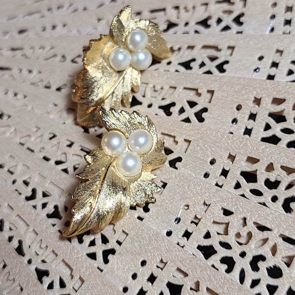 Clip on Earrings for sale vintage earrings gold pearl design - Picture 3 of 15